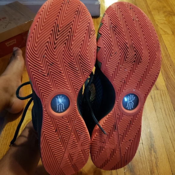 Kyrie Irving  sneakers sz 8 - Picture 3 of 3